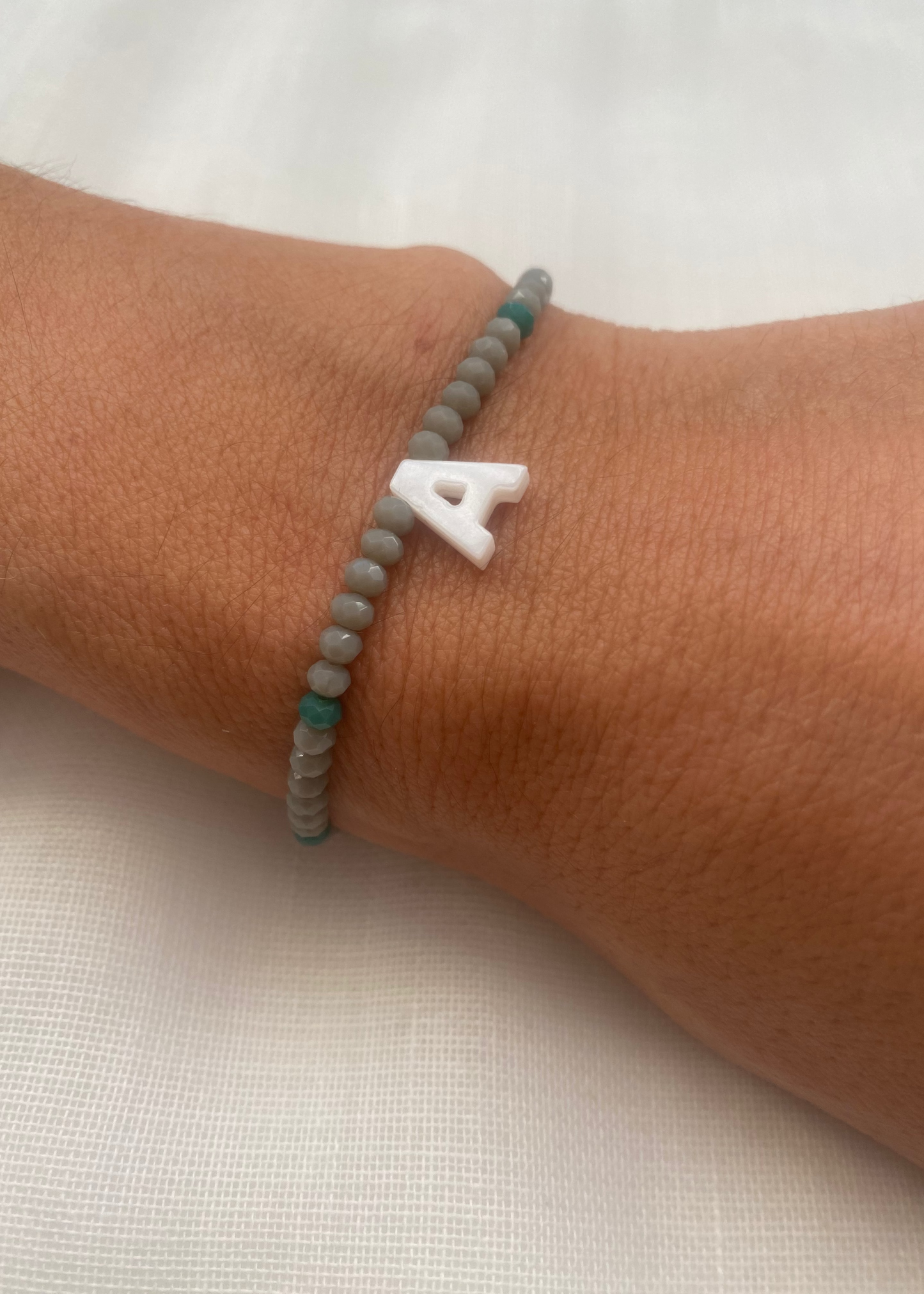 Pulsera inicial nácar